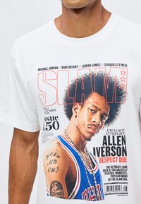 Λευκό T-shirt με εξώφυλλο του περιοδικού SLAM που απεικονίζει τον Άλεν Άιβερσον με μπασκετικό φανελάκι και εμφανή τατουάζ στα χέρια.