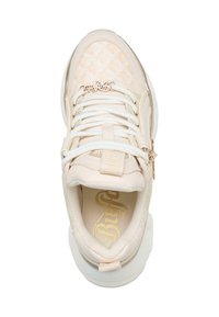 Baskets beige clair avec un motif texturé, des lacets blancs, des accents dorés et une semelle épaisse. Présentent un logo sur la languette et le panneau latéral.