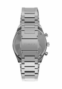 Edelstahl Timex Uhr mit schlankem Design, polierter Oberfläche und einem detaillierten Metallarmband mit sichtbaren Gliedern sowie einem eingravierten Logo auf der Rückseite.