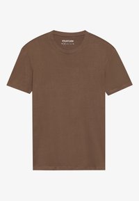 Tricou din bumbac maro cu guler rotund și mâneci scurte. Textură netedă și design casual, având un logo imprimat pe interiorul gulerului.