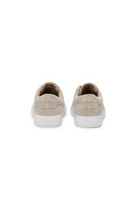 Μπεζ σουέντ αθλητικά παπούτσια με λευκές λαστιχένιες σόλες, διαθέτουν λείο φινίρισμα και λογότυπο ανάγλυφο στη φτέρνα. Μινιμαλιστικός σχεδιασμός.