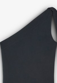 Eén-schoudertop van donker marineblauw materiaal. Zachte, gladde textuur met een aansluitende pasvorm. Heeft een schone halslijn en naden aan de zijkant.