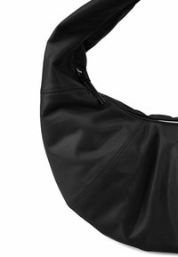 Borsa hobo nera realizzata in pelle liscia e texturizzata, con una forma curva, dotata di zip e dettagli di cucitura discreti.