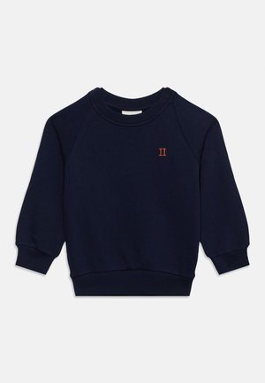 Granatowa bluza z długim rękawem, dekoltem w łódkę i małym pomarańczowym logo "II" na lewej piersi.