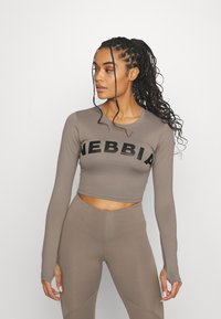 Nebbia - LONG SLEEVE THUMBHOLE SPORTY CROP - Long sleeved top - mocha Thumbnail Image 1