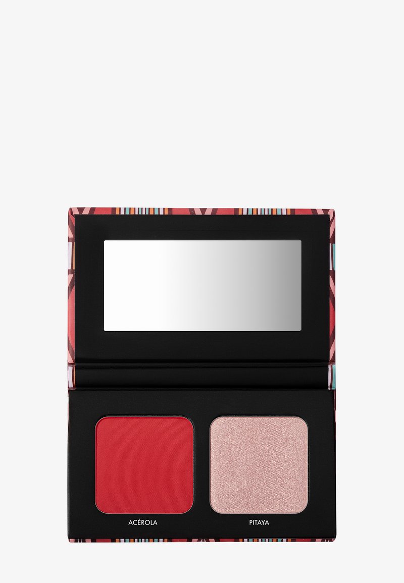 Palette de maquillage compacte avec un miroir dans le couvercle ouvert et deux fards à paupières : rouge mat nommé Acérloa et rose clair scintillant nommé Pitaya.