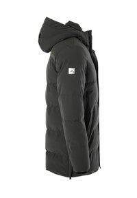 Chaqueta acolchada negra con capucha, cierre frontal con cremallera y bolsillos laterales. Presenta un parche con el logo en la manga. Tejido suave y resistente al agua.