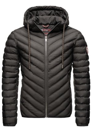Sort pufjakke med en chevron-quiltet design, frontlynlås og snoretræk i hætten. Har et logo-patch på venstre ærme.