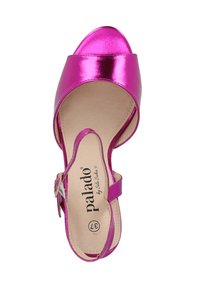 Fuchsia hoge hak sandaal met een glanzende afwerking, open teen ontwerp, enkelbandje en een gevoerd voetbed, met het merkimpressie aan de binnenkant.