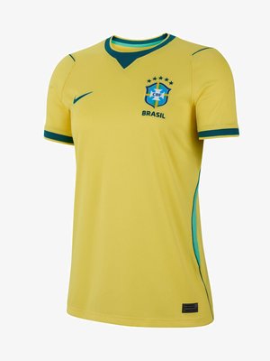 Gul brasiliansk fotballtrøye med grønn kant, CBF-emblem med fem stjerner, Nike-logo og teksten "Brazil" på brystet.