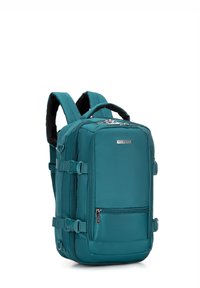 Turkusowy plecak z materiału z wyściełanymi paskami, wieloma kieszeniami i bocznymi klamrami. Gładka tekstura i prostokątny kształt z metką marki z przodu.