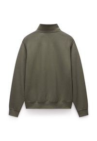 Oliven grøn sweatshirt med høj krave, ribbede manchetter og kant. Glat tekstur, simpel design, og ingen synlige logoer eller mønstre.