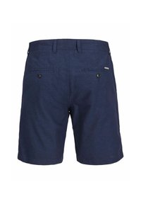 Marineblauwe linnen shorts met een vlakke voorkant, twee achterzakken en subtiele stiksels. Ontworpen voor comfort en casual gebruik.