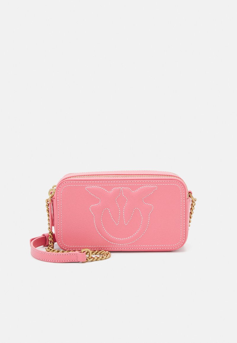 Borsa in pelle rosa con forma rettangolare, caratterizzata da un logo ricamato decorativo, una tracolla in catena dorata e chiusura a zip.