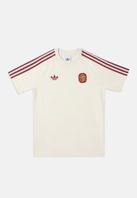 T-shirt de sport à manches courtes crème avec des bandes bordeaux Adidas sur les épaules, logo Adidas sur la poitrine gauche et emblème national de l’Espagne sur la poitrine droite.
