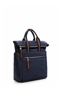 Merineidist kangast seljakott pruuni nahaga detailidega, kahe ees oleva tõmbluku taskuga, pealmiste käepidemetega ja kokkuvolditava klapiga.