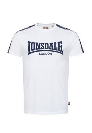 Weißes T-Shirt mit kurzen Ärmeln und dunkelblauem "Lonsdale London" Schriftzug auf der Vorderseite sowie dunkelblauem Markenband, das entlang der Schultern und Ärmel verläuft.