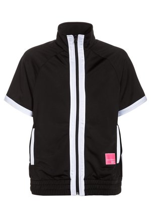 Sort kortærmet jakke med hvid lynlås foran og striber, elastisk kant, sidelommer og et pink mærke nederst til venstre.