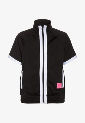 Sort kortærmet jakke med hvid lynlås foran og striber, elastisk kant, sidelommer og et pink mærke nederst til venstre.