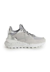 Zapatilla gris claro con una combinación de materiales lisos y texturizados, que cuenta con una suela salpicada de blanco, cordones y un logotipo sutil en el talón.