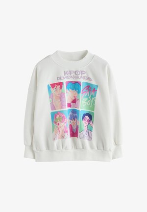 Hvid sweatshirt med farverige tegneserieportrætter af seks karakterer og teksten K-POP Demon Hunters og Girl Boys.