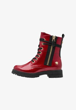 Rote Lackleder-Ankle-Boots mit schwarzen Akzenten, Schnürung vorne, goldenen Hardware-Elementen und einem seitlichen Reißverschluss. Robuste Sohle für Stabilität.
