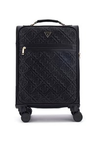 Maleta de viaje negra acolchada con patrón de logo en relieve, que cuenta con un bolsillo delantero, cremallera dorada y cuatro ruedas para mayor movilidad.