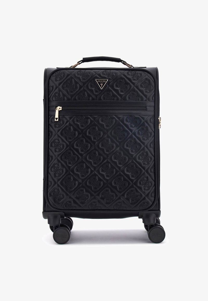 Maleta de viaje negra acolchada con patrón de logo en relieve, que cuenta con un bolsillo delantero, cremallera dorada y cuatro ruedas para mayor movilidad.