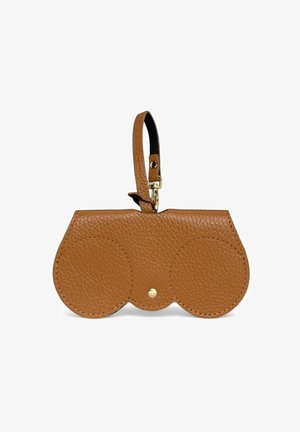 Porte-monnaie en cuir marron avec un design arrondi, doté d'une fermeture éclair, d'une sangle pour le poignet et d'un détail de bouton-pression de couleur dorée.