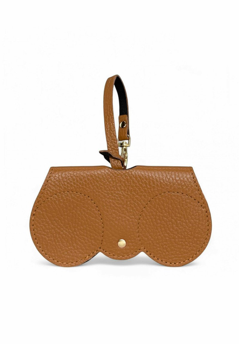 Porte-monnaie en cuir marron avec un design arrondi, doté d'une fermeture éclair, d'une sangle pour le poignet et d'un détail de bouton-pression de couleur dorée.