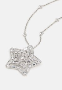 Strieborný náhrdelník v tvare hviezdy so štrasovými obdĺžnikovými a guľatými kryštálmi na jemnom reťazci s kryštálovými akcentmi.