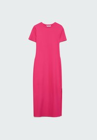 Robe midi rose vif à manches courtes, col rond et fente latérale, présentée sur un fond gris clair uni.