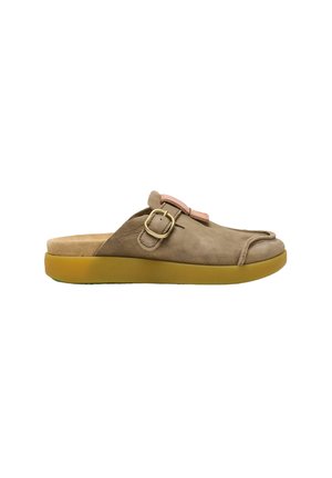 Zapato marrón sin cordones con hebilla dorada, suela de goma y detalle rosa en la parte superior, diseñado para uso casual.