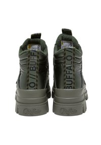 Groene vegan hoge sneakers met gepolsterde kraag, rubberen zool en geruit treklabel. Voorzien van logo op de hiel en stikseldetails.