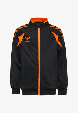 Czarna sportowa kurtka na zamek z pomarańczowymi akcentami na ramionach, zamku, kołnierzu oraz logo hummel po lewej stronie klatki piersiowej.