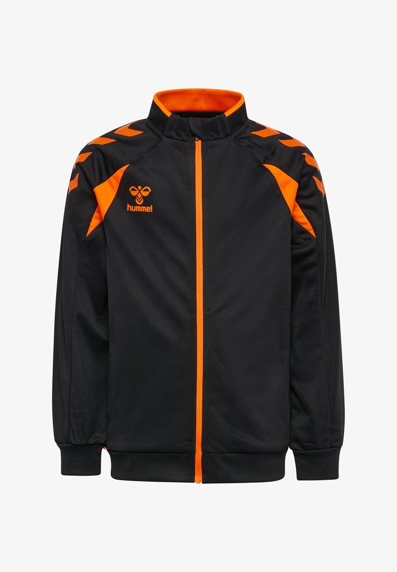 Schwarze Sportjacke mit Reißverschluss und orangefarbenen Akzenten an Schultern, Reißverschluss, Kragen sowie dem hummel-Logo auf der linken Brust.