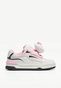 Białe sneakersy z różowymi akcentami, wykonane z siateczki i materiałów syntetycznych, z grubą podeszwą, okrągłym językiem oraz unikalnym systemem elastycznych sznurowadeł z miękkim detalem.