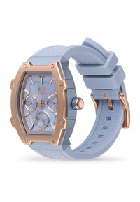 Orologio in silicone azzurro chiaro con cassa ottagonale in oro rosa, tre sub-quadranti e dettagli testurizzati nella banda. Presenta marcatori delle ore evidenti.