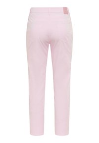 Lyserøde bukser med lige ben, baglommer og bæltestropper, vist bagfra på hvid baggrund.