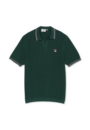 Polo de manga corta de color verde oscuro con cuello y puños de manga a rayas, con un pequeño parche de logotipo rectangular en el pecho izquierdo.
