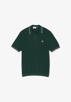 Tummanvihreä lyhythihainen poolopaita, jossa on raidallinen kaulus ja hihat, ja vasemmassa rinnassa pieni suorakaiteen muotoinen logoplässi.