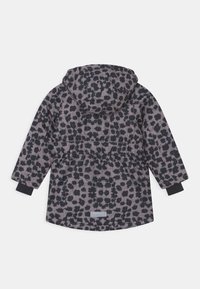 Grå hættetrøje med sort leopardprint. Har elastiske manchetter og snor i taljen. Bagfra fremhæver designet og snittet.