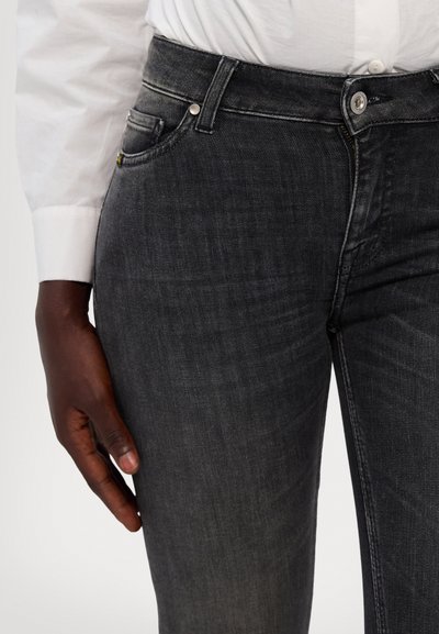 Jeans din denim gri închis cu o textură netedă, croială strânsă, design cu cinci buzunare și accente metalice vizibile, inclusiv un nasture și nituri.
