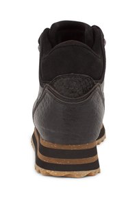 Zapatilla negra con cuero texturizado, acentos de ante y puntera redondeada. Presenta una suela de goma a rayas y un cuello acolchado para mayor comodidad.