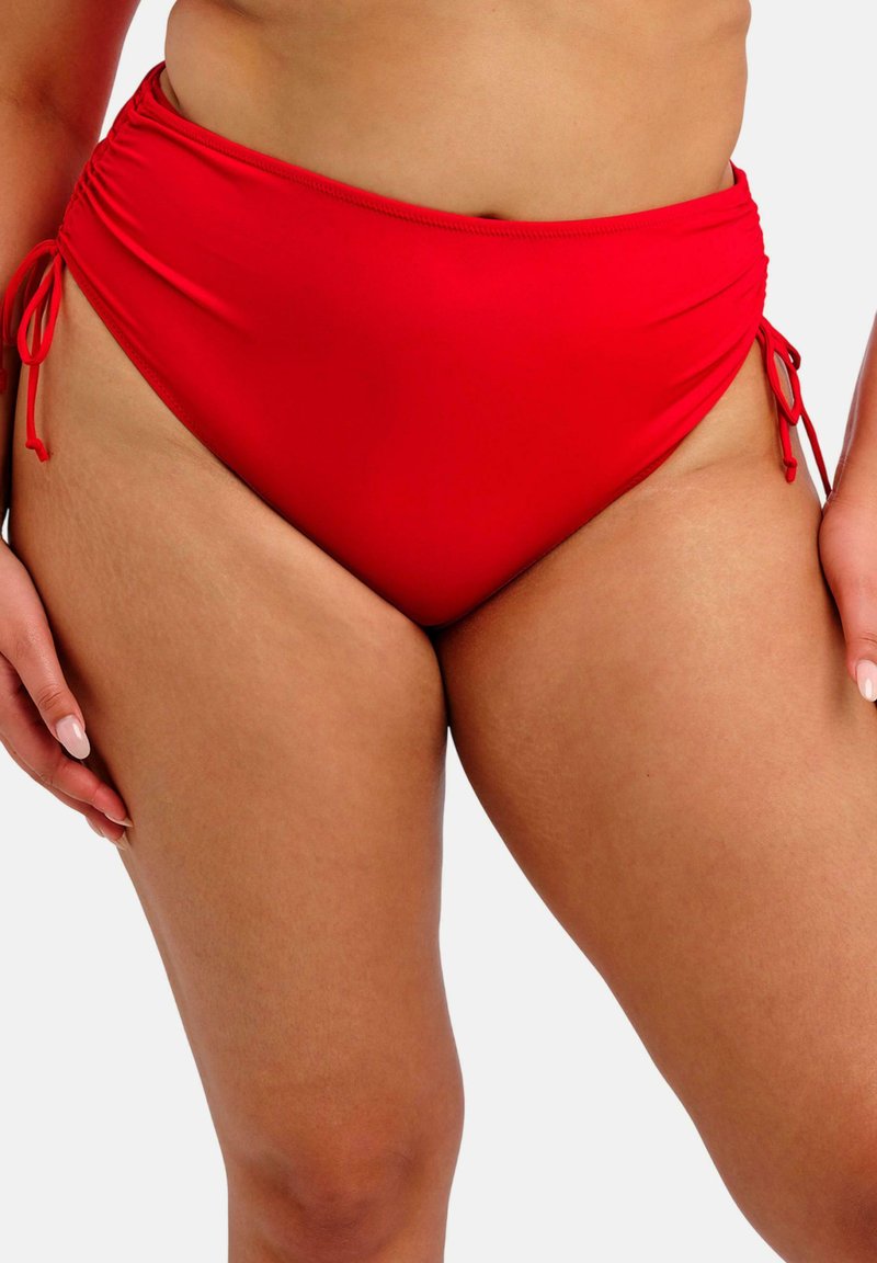 Roter Bikini-Slip mit hoher Taille aus glattem, elastischem Material, seitlich gerafft und mit verstellbaren Bändern für eine individuelle Passform.