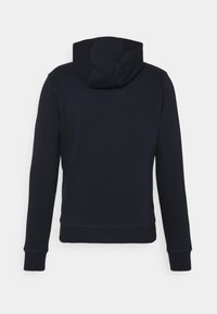 Felpa blu navy con cappuccio regolabile, maniche lunghe e polsini a costine. Texture liscia e design semplice senza motivi o accenti prominenti.
