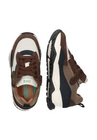 Braune und beige Sneaker mit Mesh- und Wildlederpaneelen, weißer Zwischensohle und schwarzem Gummi-Außensohle. Sie verfügen über Schnürsenkel und einen Klettverschluss zur Sicherung.