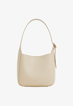Bolso de cuero beige para hombro con una sola correa y un detalle de hebilla en tono dorado en el lateral, diseño minimalista.