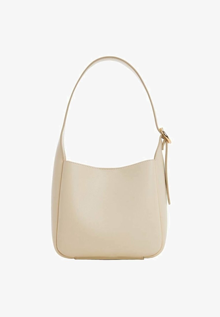 Sac d'épaule en cuir beige avec une bandoulière unique et une boucle dorée sur le côté, design minimaliste.