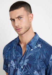 Guess ALLOVER-PRINT - Camicia - mehrfarbig grundton blau